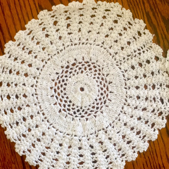 NWOT:HANDMADE  Crochet Round Cotton Lace Table Doilies Coasters White Set of 2 - Picture 2 of 4